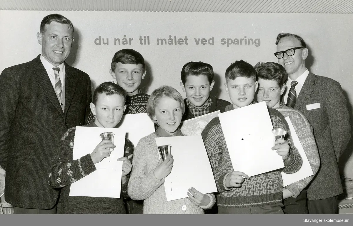 Fra fotoalbumet "Stavanger Sparekasse".
Jubileum 1961, Vinneren av "sparespørresport" konkurransen.
