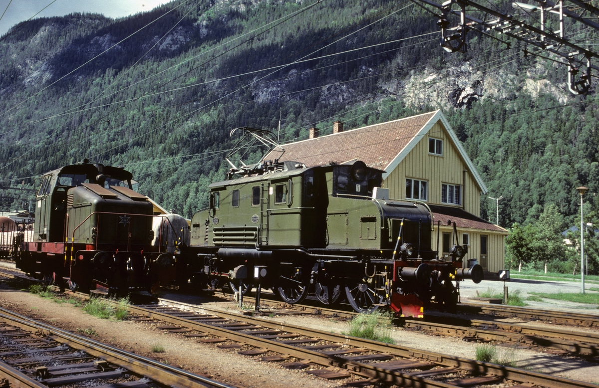 To lokomotiver på Rjukanbanen: RjB 22 og RjB 14 (NSB El 1 2001). Norsk Hydro, Norsk Transportaktieselskap, Norsk Transport.