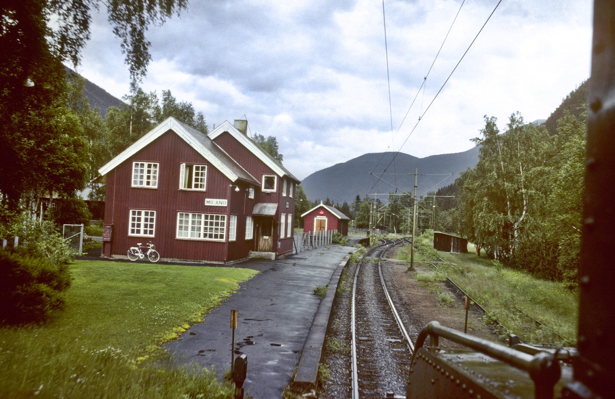 Rjukanbanen, Vestfjorddalen. Miland stasjon sett fra lokomotivet RjB 14 i godstog til Mæl. Norsk Hydro, Norsk Transportaktieselskap, Norsk Transport.