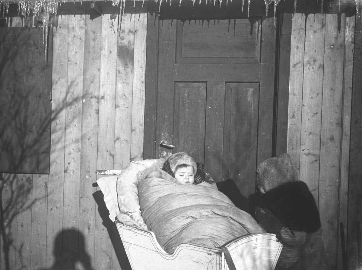Rolf Hauge fotografert i en vogge utenfor hytta i Andersby vinteren 1942