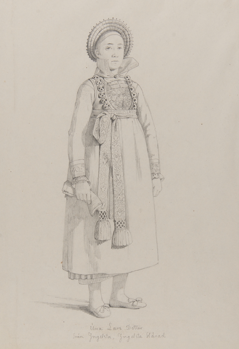 Una Lars Dotter. Blyertstecknng av kvinna i dräkt med förkläde och vävda band. Blyertsteckning i storformat av Otto Wallgren.