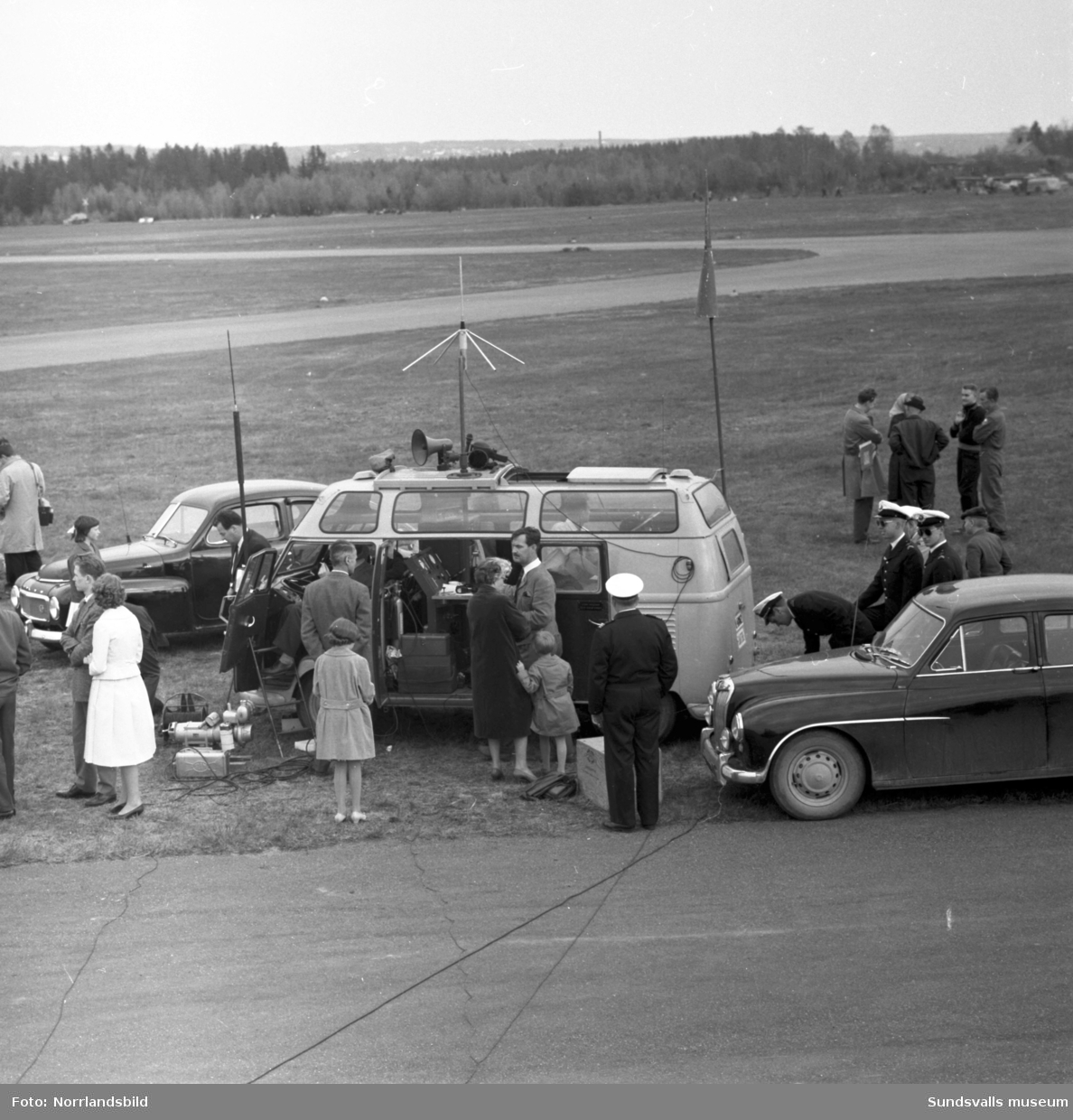 Flygdagen med uppvisningsflyg och fallskärmshoppning på Midlanda 1960 lockade storpublik. På en av bilderna syns det pågående bygget av den nya terminalbyggnaden.