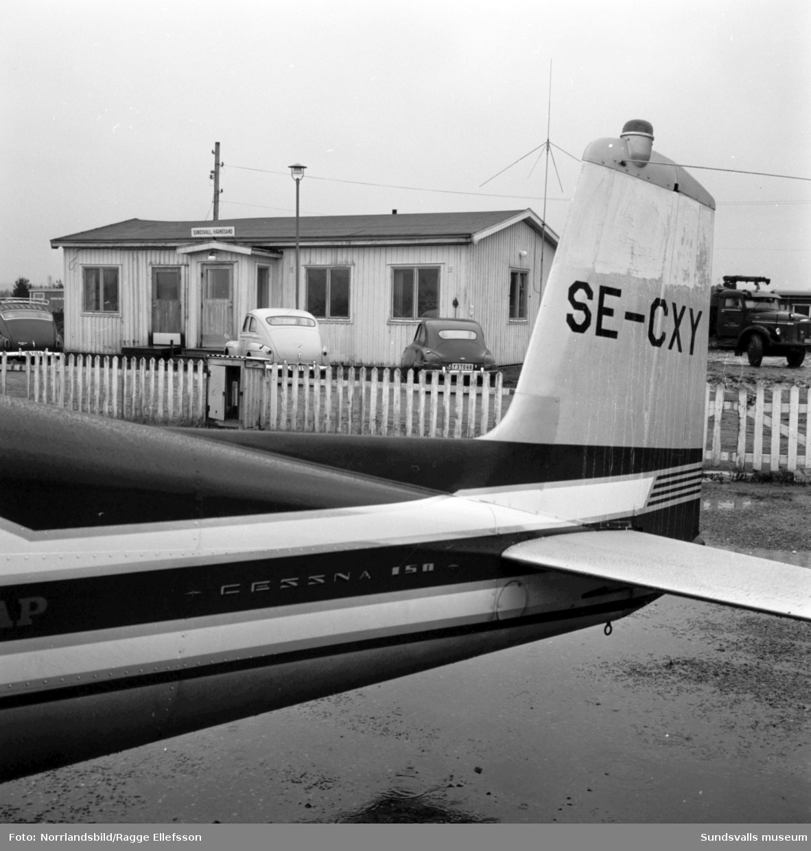 Sundsvalls flygklubb. Exteriör- och interiörbilder på flygplan. I bakgrunden syns baracken som tidigare varit Midlandas stationsbyggnad.