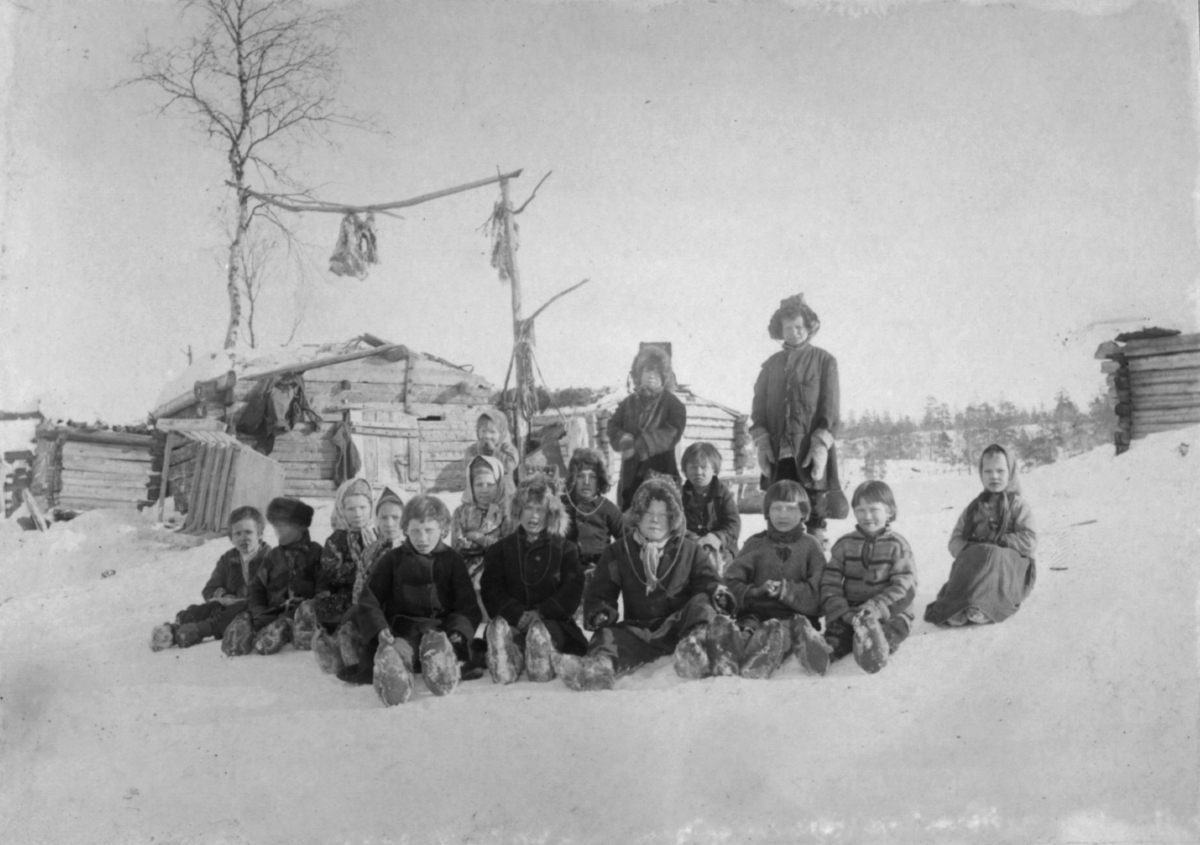 Skoltesamiske barn i vinterbyen Kolloz'jokk