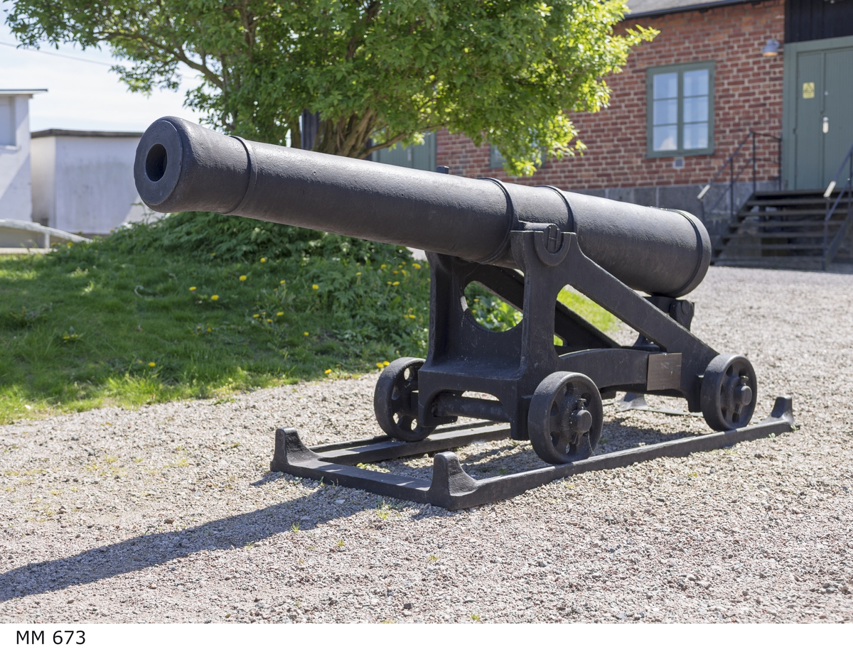 6-pundig slätborrad framladdningskanon Aschlings modell av 310 kulors vikt med lavett och kursör av järn. Kanonens gjut. nr 6. Märkt å ena tappen "H" och å den andra "85".