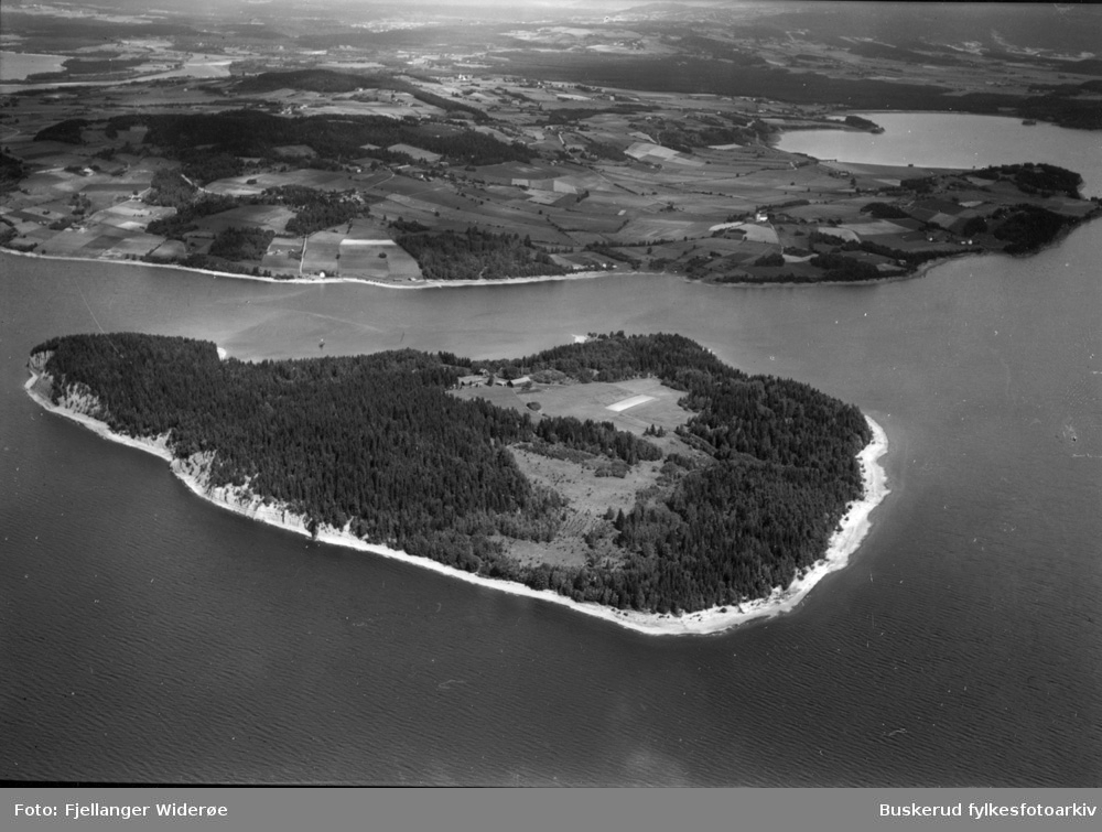 Tyrifjorden

Røysehalvøya i bakgrunnen

1935
Frognøya