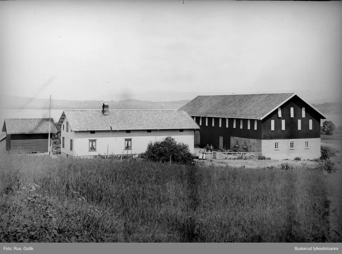 Gården til Ole Kolkind fra gården Øvre  Raaen i Øvre Eiker kommune
1898