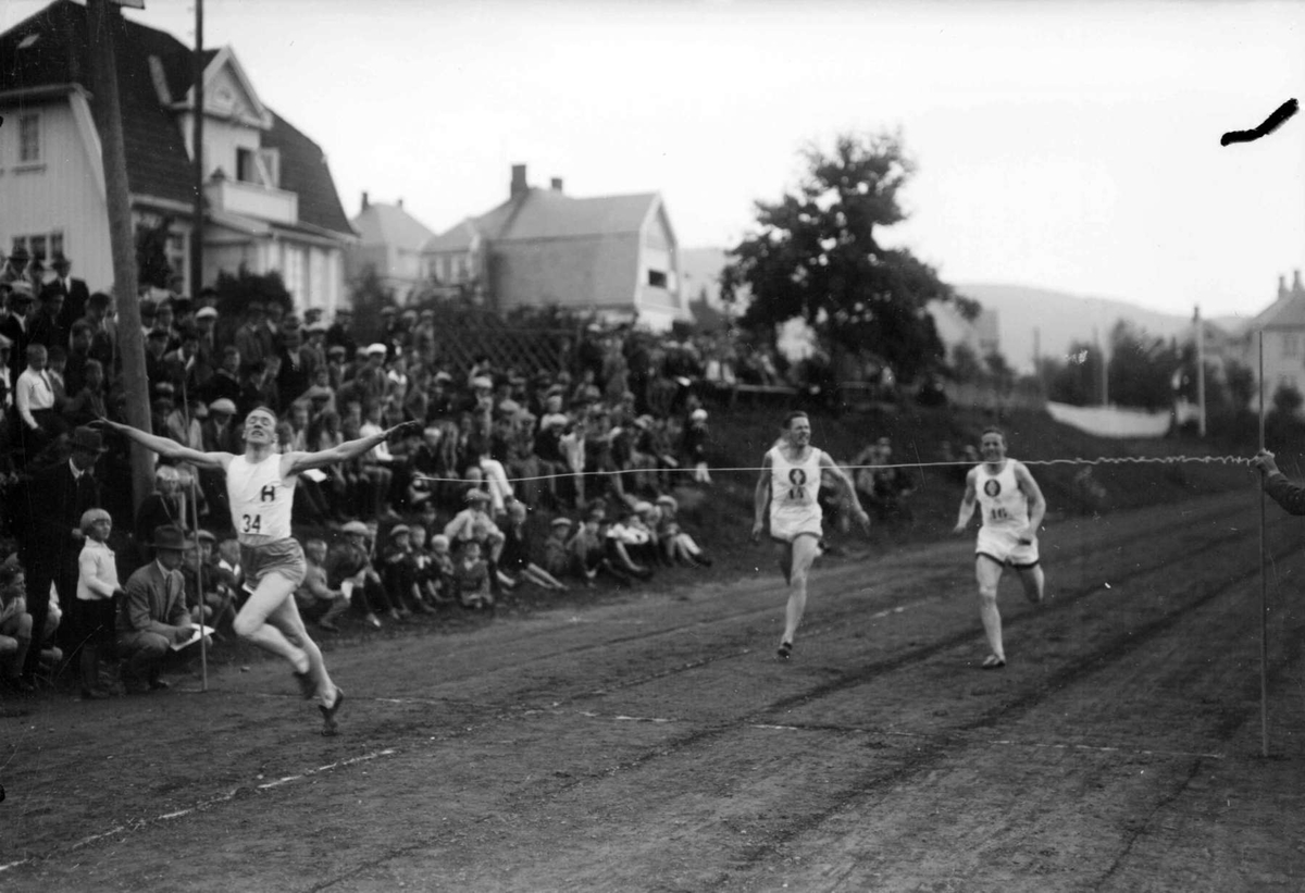 Pokalkonkurranse på Sportsplassen. Mjøsbyene og Elverum.
 200 m. nasjonalt stevne 1928.