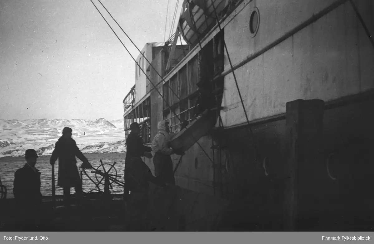 Hurtigruteskipet d/s Finmarken ved kai i Båtsfjord 1949