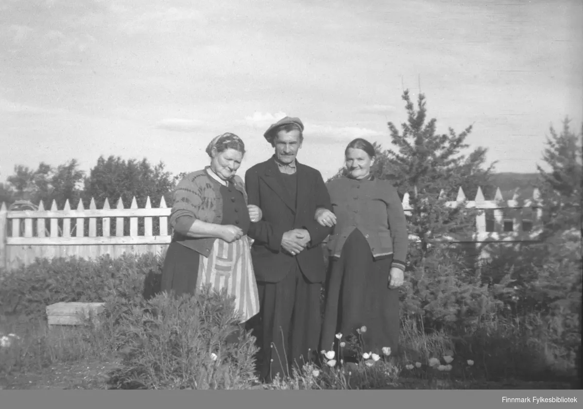 Kathinka Mikkola (til venstre) fotografert i hagen på Mikkelsnes, sammen med Esaias og Elida Kurthi. Elida var søster til Aksel Konrad Mikkola og svigerinne til Kathinka. Bildet er tatt ved samme anledning som 05007-252