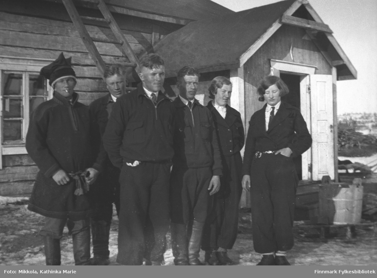 En gruppe ungdommer samlet utenfor gården på Mikkelsnes. Fra venstre: Arvid Mikkola, Åge Karikoski, Leif Mikkola, Petter Enbusk, Synnøve Mikkola og Hilda Enbusk. Bildet er nok tatt på vårparten, for det ligger fortsatt en del snø