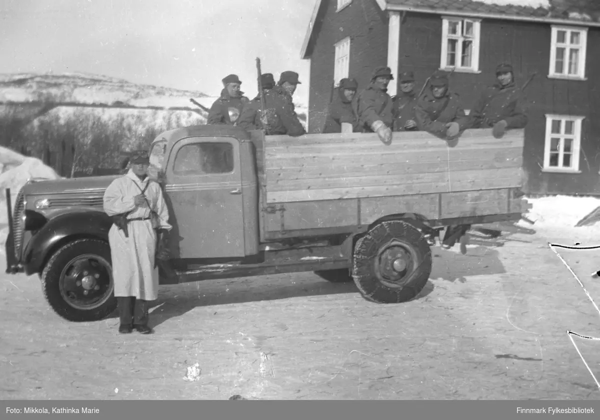 Storm Mikkolas lastebil (Ford V8 årsmodell 1938-39) full av norske soldater. Under den finske vinterkrigen kom Trønderkompaniet til neiden som nøytralitetsvakt. Dette kan være noen av disse soldatene.