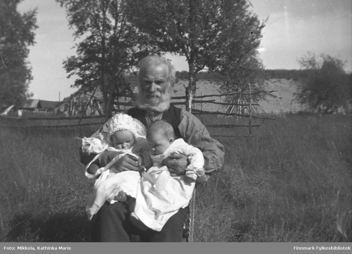 Mikkel Mikkola d.y. med barnebarnet Aino Mikkola (til venstre) og Laila Dørmænen (til høyre). Jentene ble født samme år i 1937, og ble døpt samme dag. Bildet er tatt på eiendommen Nordmannseng i Neiden, samme anledning som 05007-296