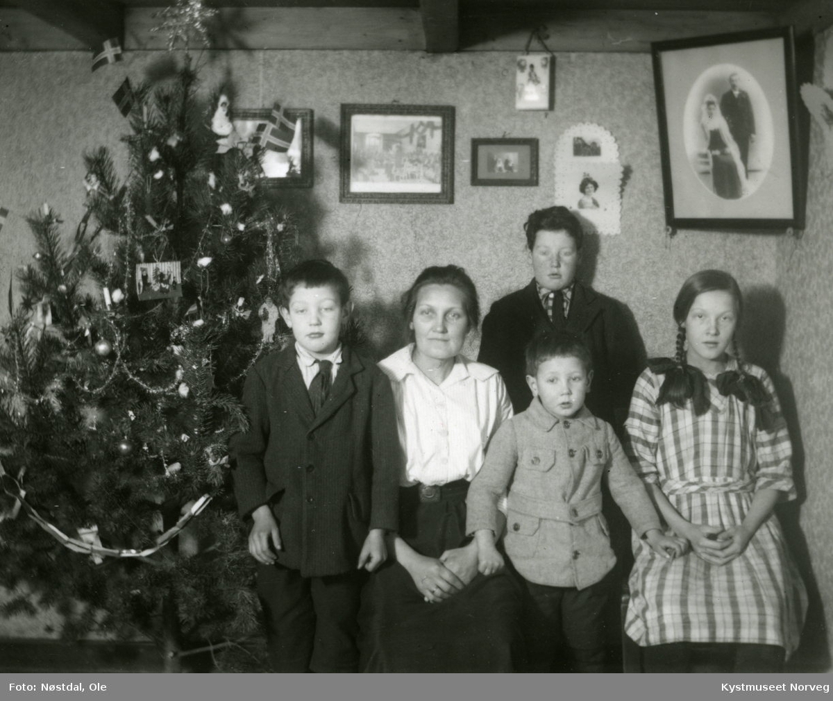 Johanna Solheim med familien ved juletreet