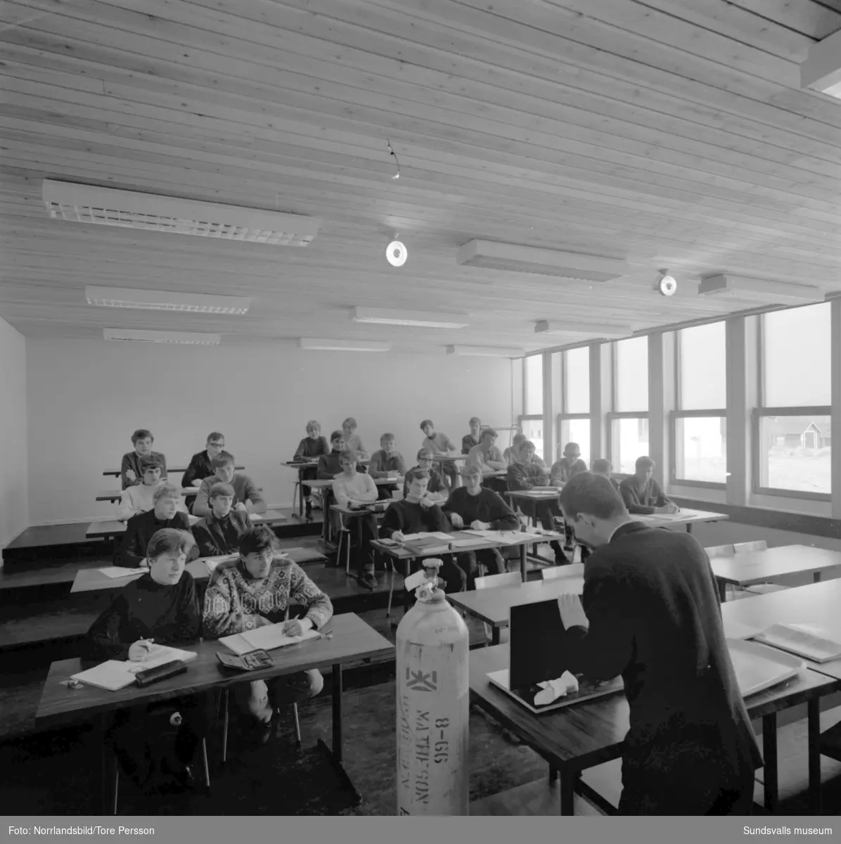 Tekniska gymnasiet på Västermalm. En stor grupp bilder fotograferade för en reklambroschyr.