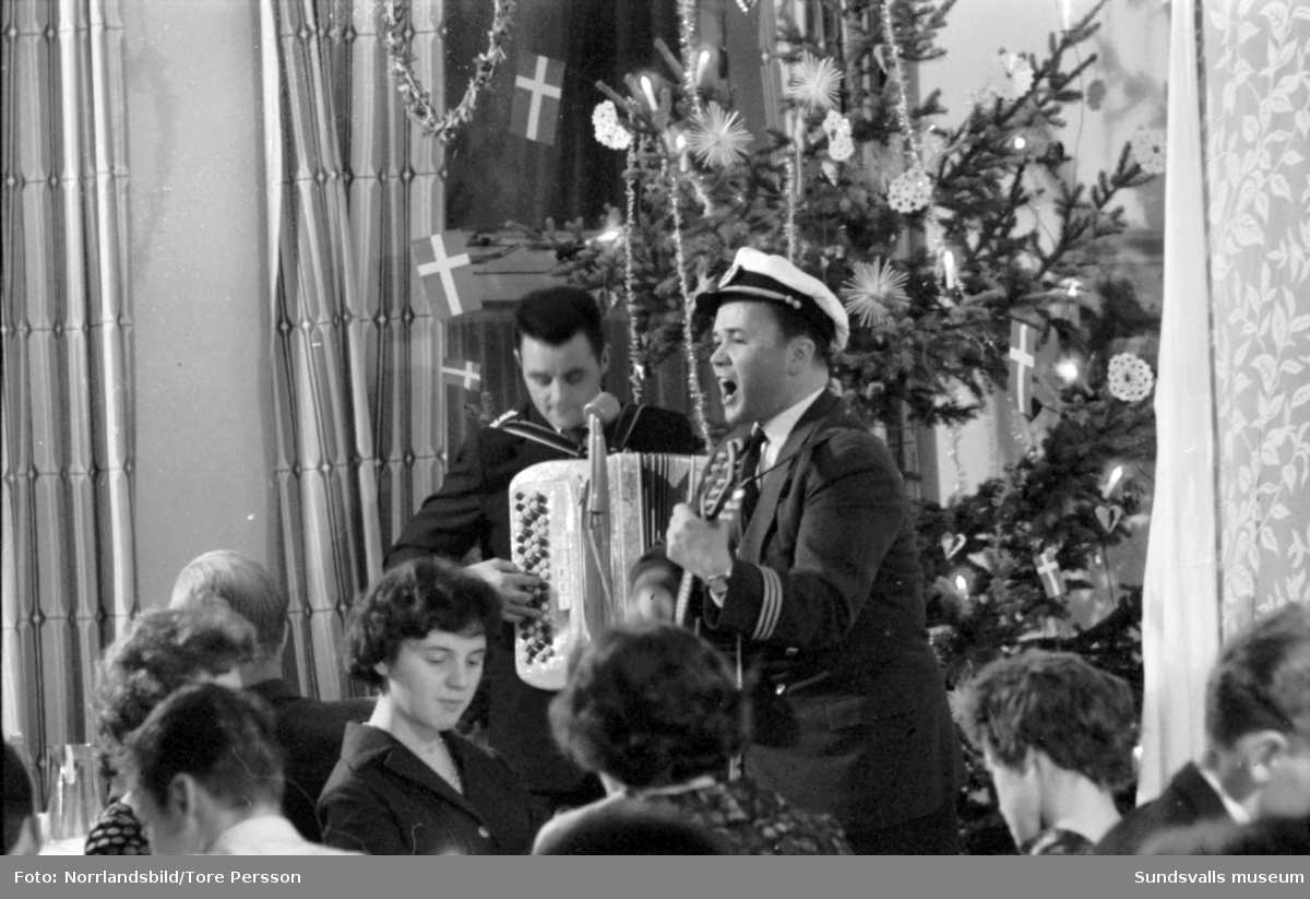 Verkstadsskolans julfest 1959 med avgående styrelseledamöterna Verner Söderkvist och Theodor Persson.