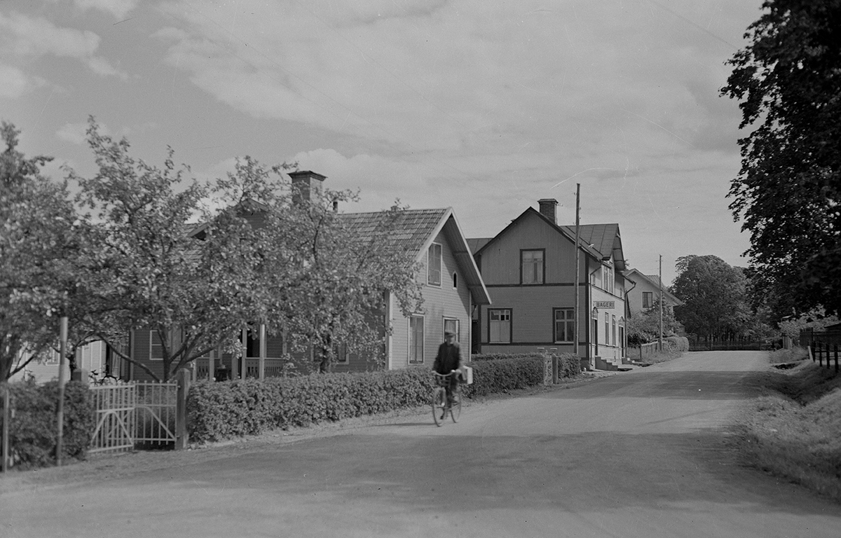 En cyklist på Lägergatan i Malmslätt, 1940-tal. Helga Erikssons bageri i huset i mitten.