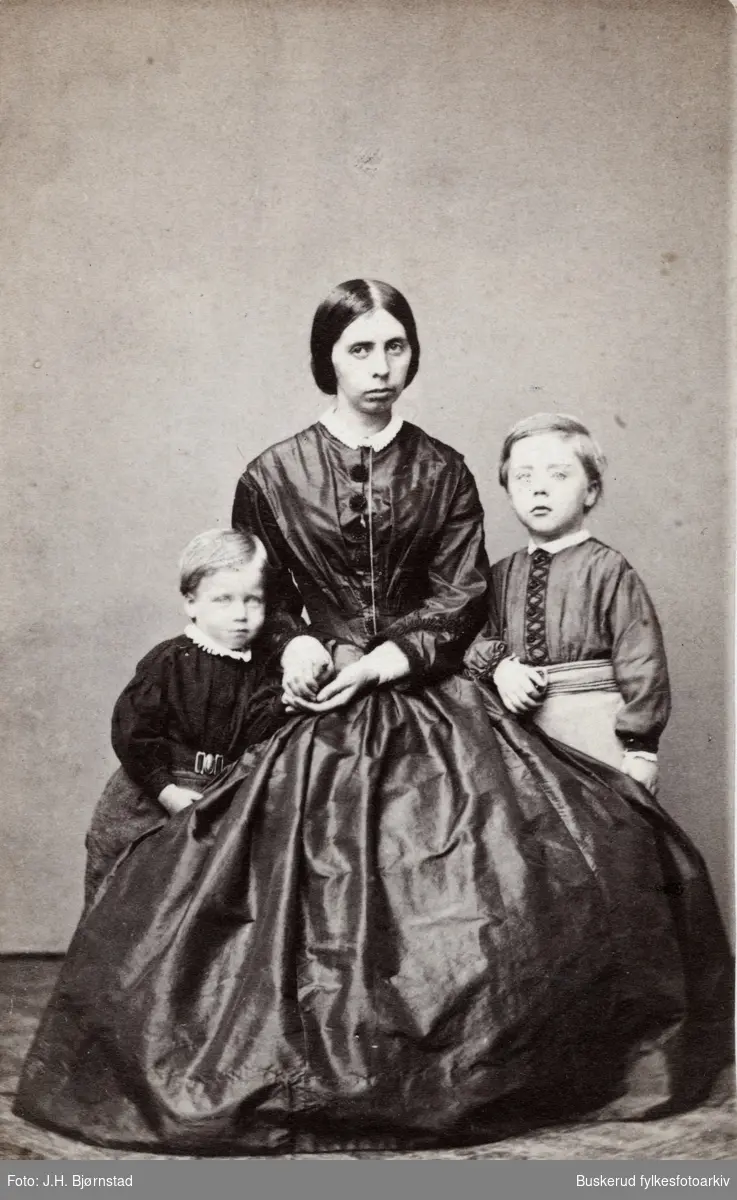 Fru professor Ludvig Vaae, f. Koren med sine to barn
1865

Visittkortalbum fra JKK Brockmannog Elisa og O.P. Moe