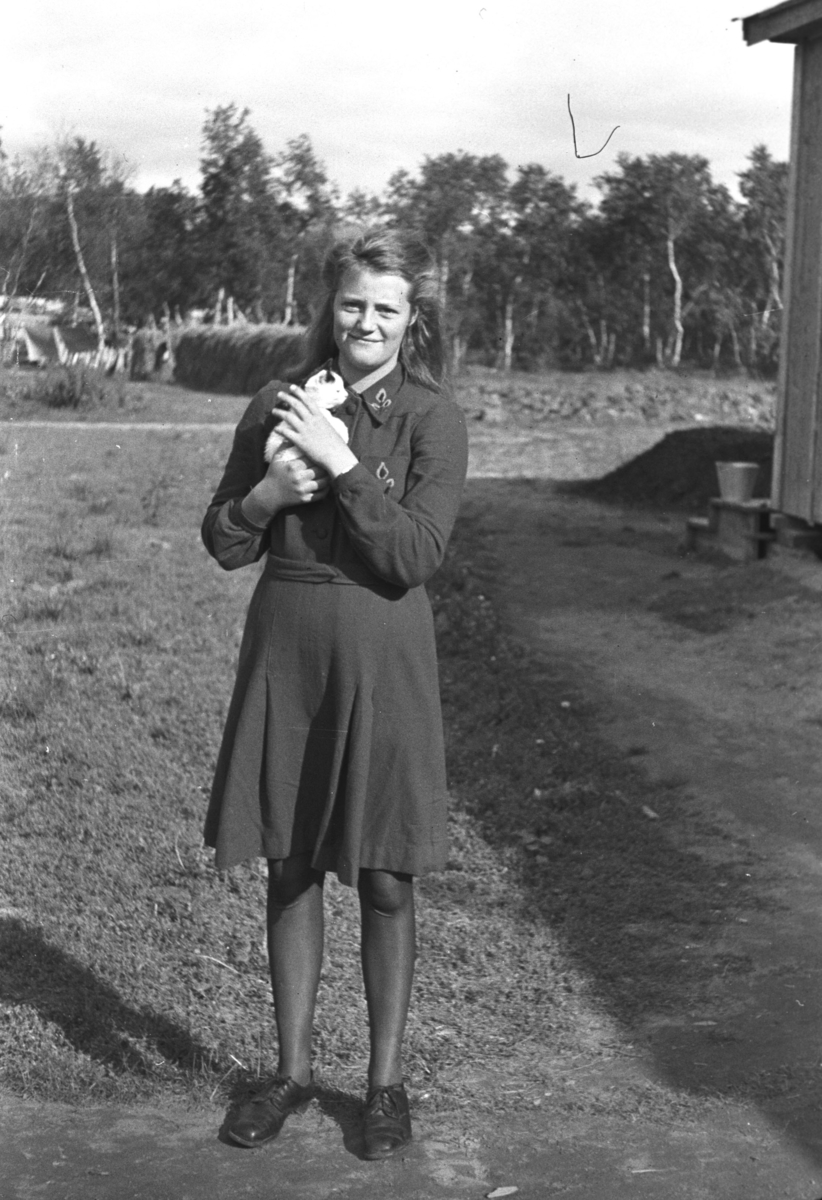 Kari Jessen poserer for fotografen i Rustefjelbma en sommerag med en kattunge i armene.