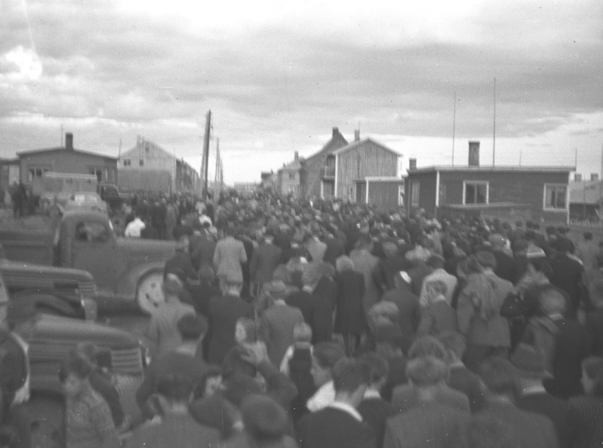 En stor folkemengde fyller opp hele Damsveien i Vadsø, alle er på vei hjem etter å ha sett fotballkamp på Norild-banen i Indrebyen.