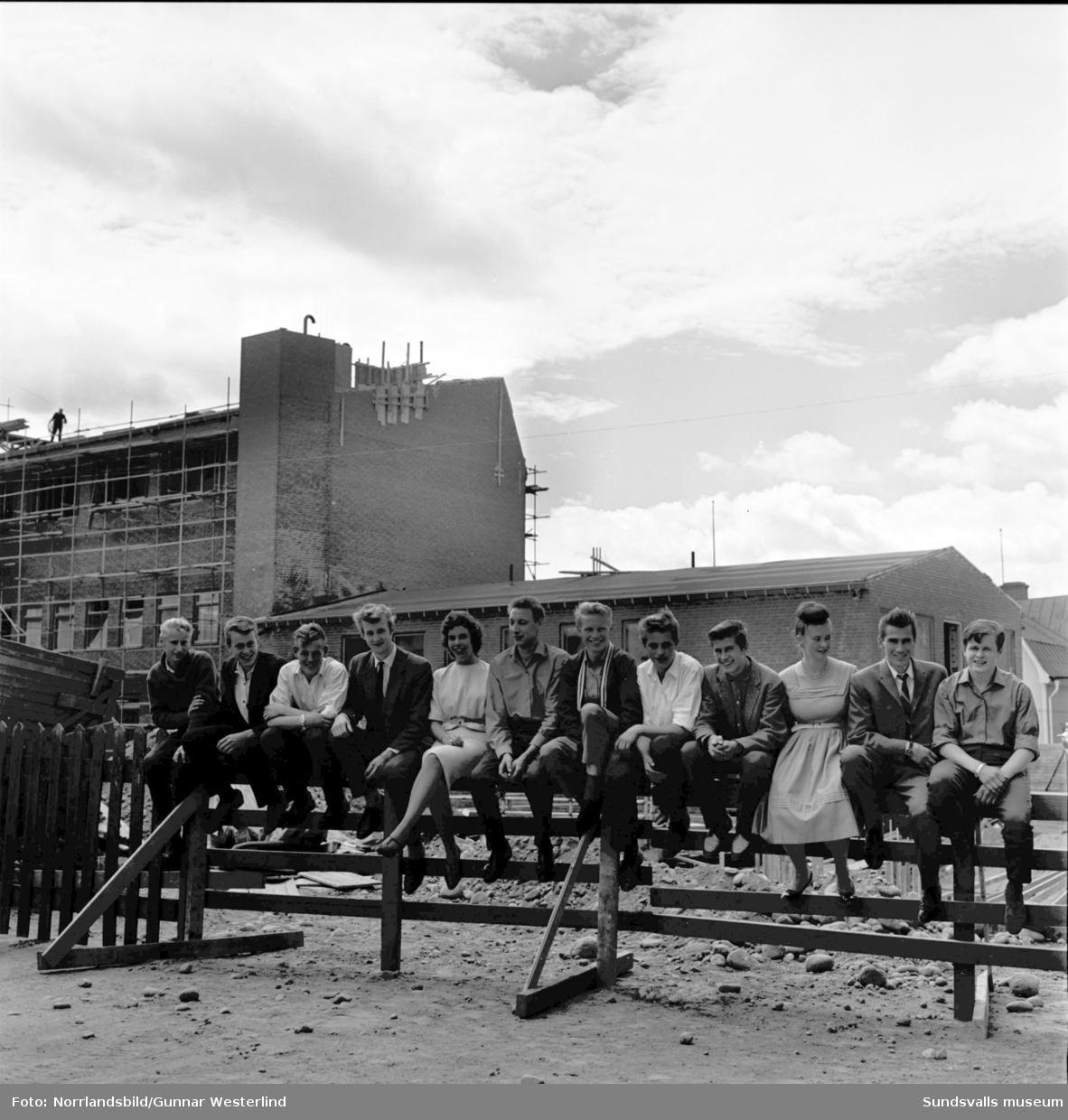 Verkstadsskolans avslutning, troligen 1961. Studenter på rad framför bygget av de nya lokalerna söder om Grönborg.