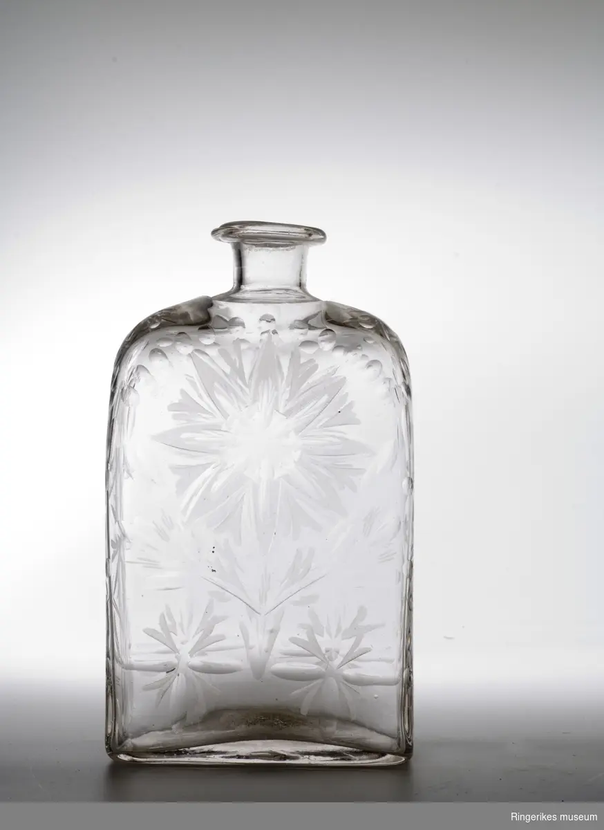 Kantineflaske m/ dekor opprinnelig laget for reiseskrin

Antas å være av utenlandsk opprinnelse

Flasken mangler kork