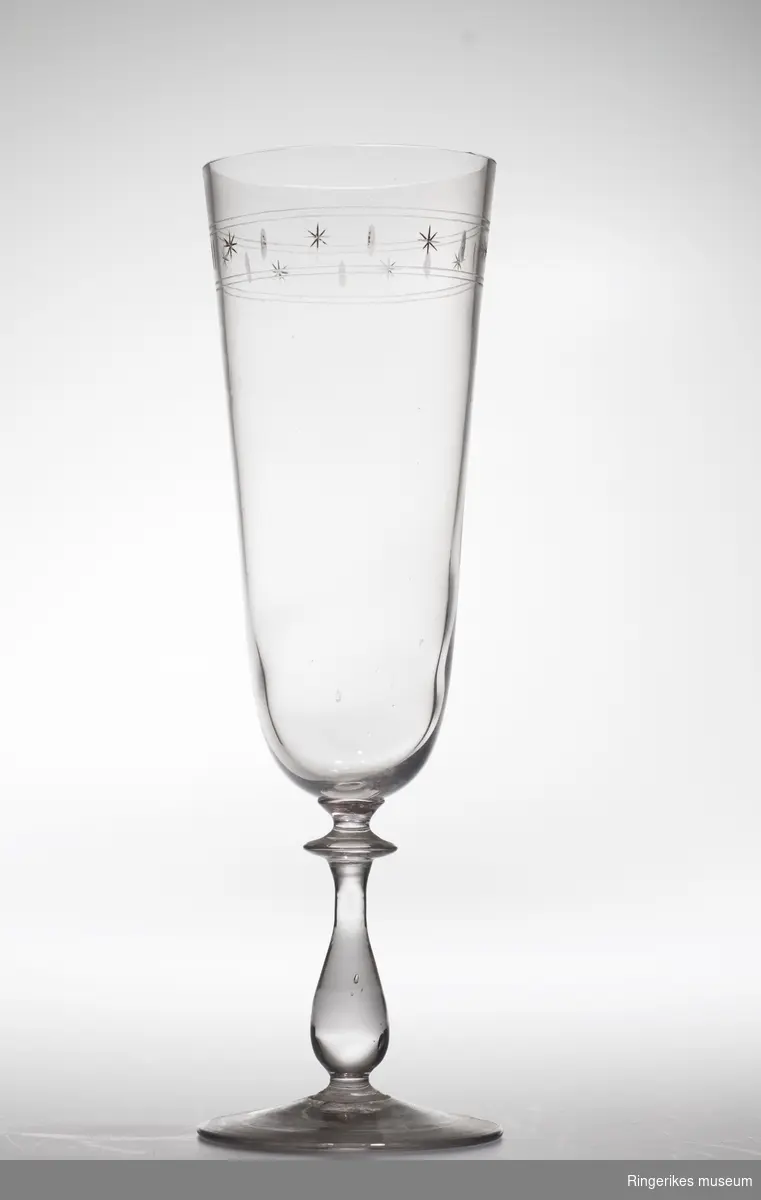 Hvitvinsglass/Champagneglass
med slept dekor øverst i kanten