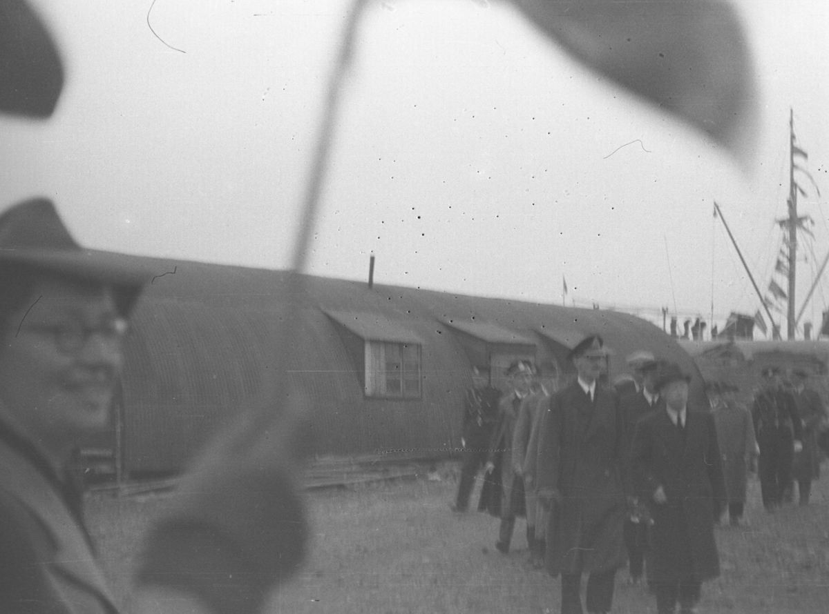 Kong Haakon og fylkesmann Gabrielsen med følge på besøk i Vadsø etter krigen.