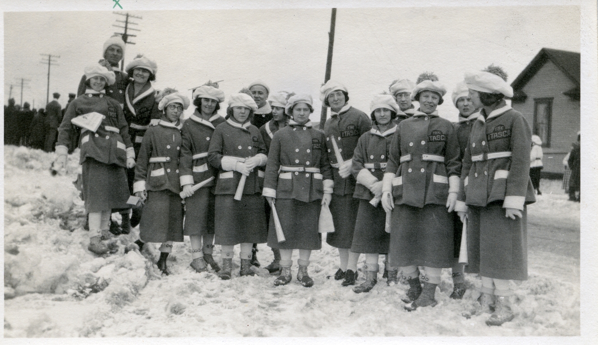 En gruppe kvinner avbildet etter en parade i Minnesota datert til februar 1921. Kvinnene er iført paradeuniformer.