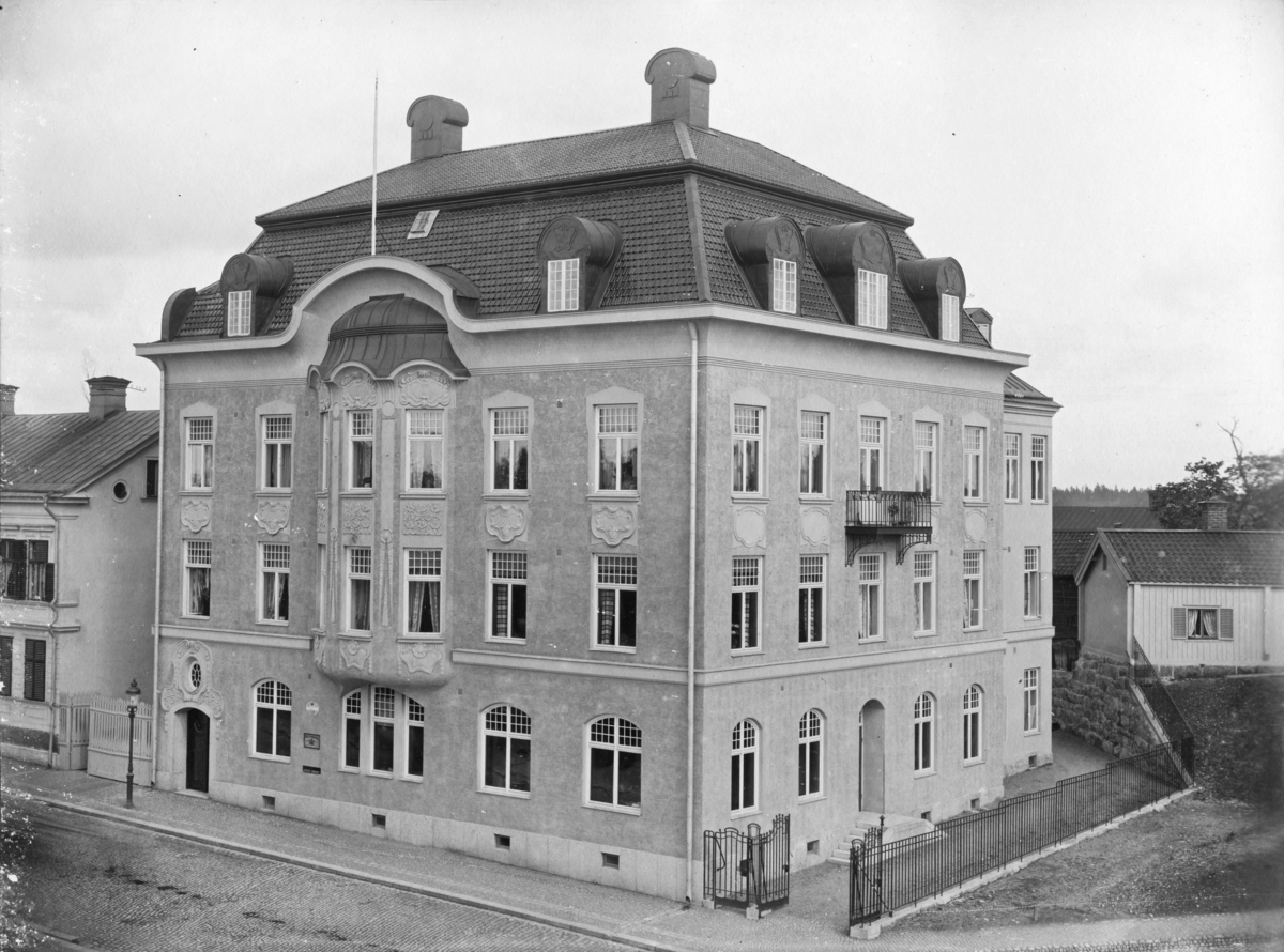 Direktör John Johnsons (1856-1938) hus, Kyrkogatan 9, Enköping, vy från väster, tidigast 1905. Vid tiden postkontor i nedersta planet.