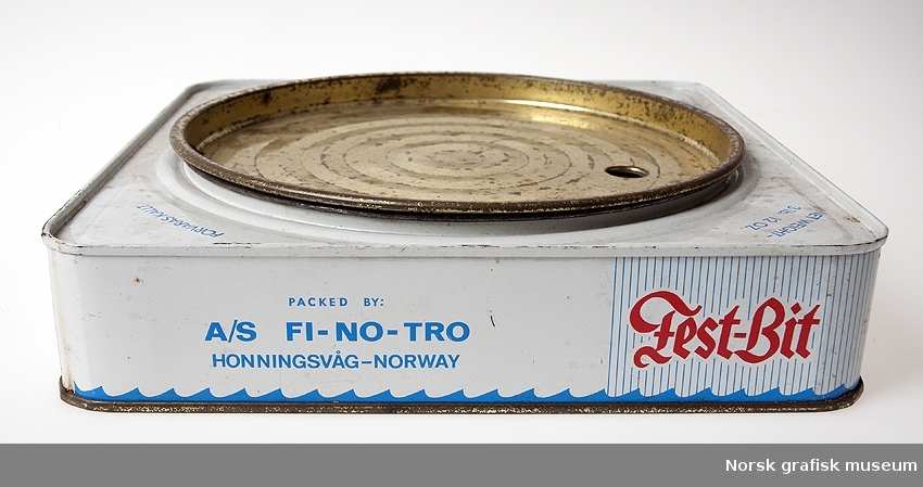 Fra aksesjonsprotokollen:
Kvadrat., lav boks m.rundt lokk, mrk: A/S Fi-No-Tro Honningsvåg Norway Fest-Bit