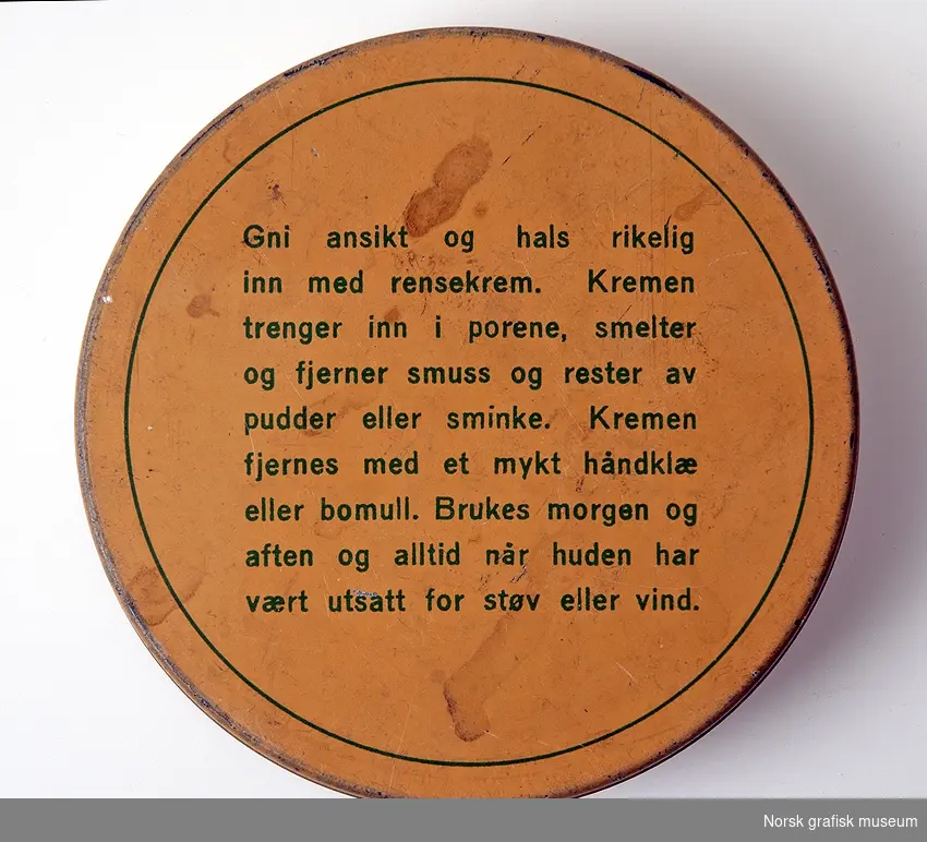 Rund blikkeske med lokk.
Farger: gul, grønn.
Merket: Parba rensekrem Barnengen.
