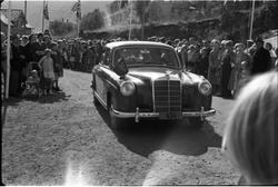 Fra kongebesøket på Stokmarknes 1959
Her kommer kongen i bil
