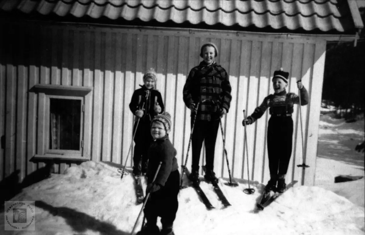 Barn på ski. Finn Ugland m. fl.