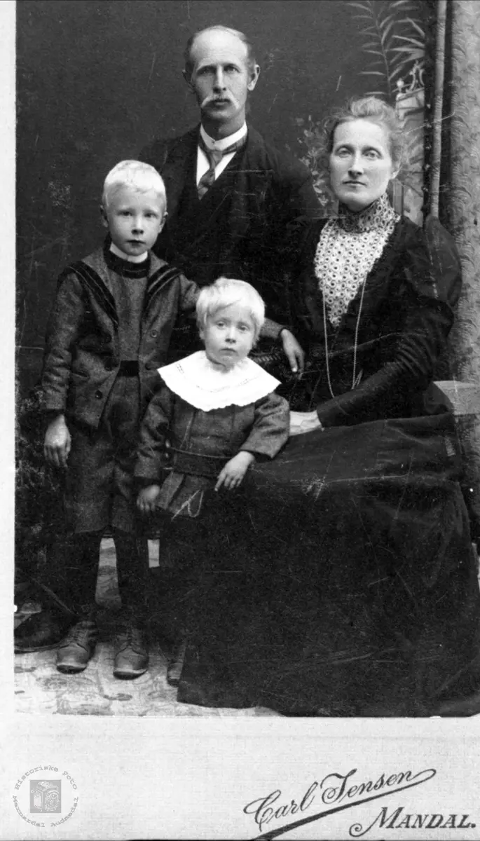 Fam. gruppe. Torje og Helene Aukland med barna Søren og Salve.