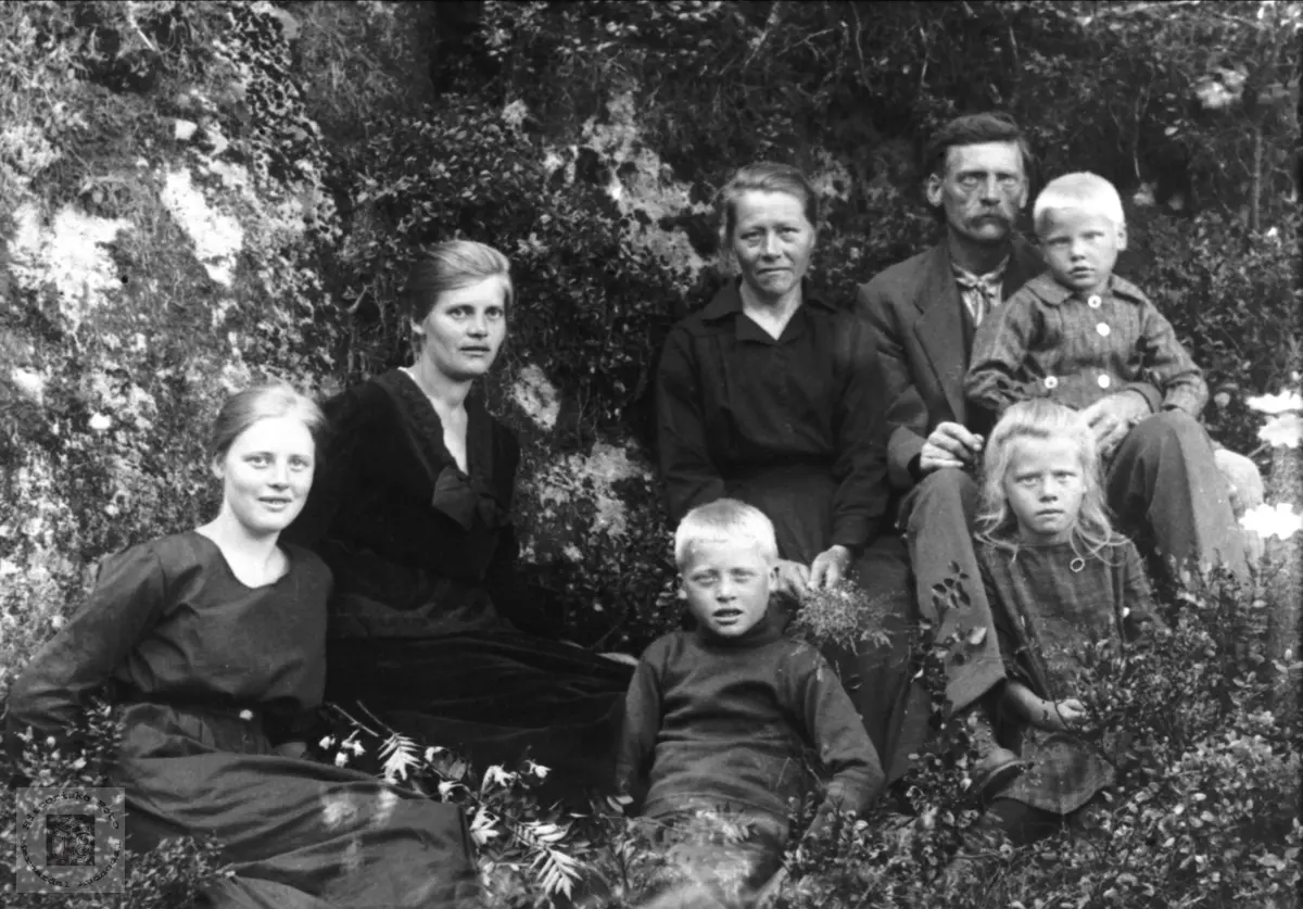 Familiegruppe. Anna og Albert Sveinall, Nyvoll, m/fam.