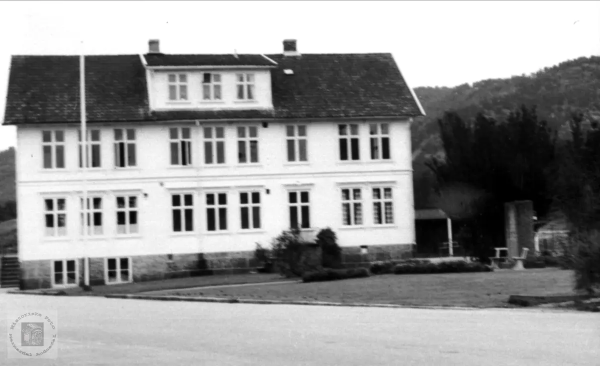 Kommune- og skolehus, Øyslebø.