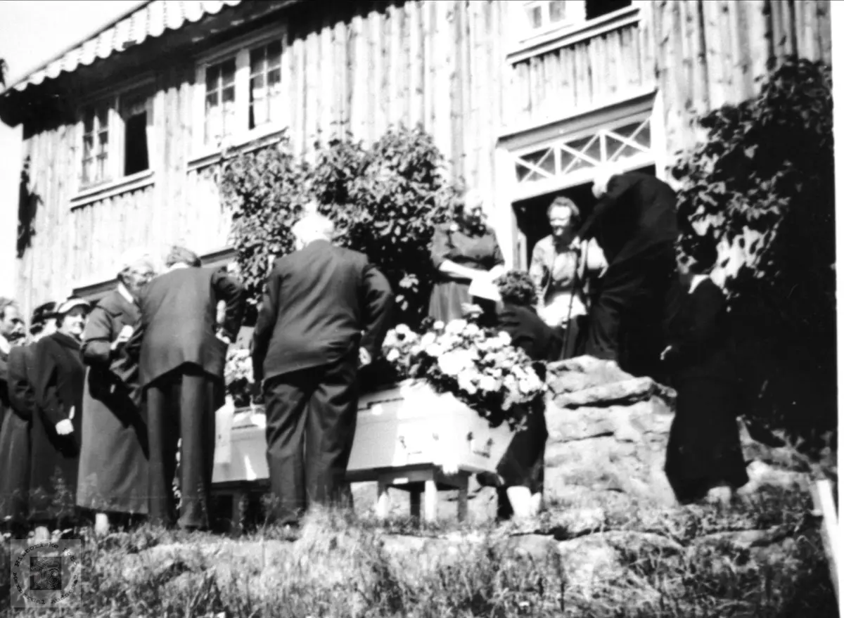 Begravelse fra heimen, Mjunås.
