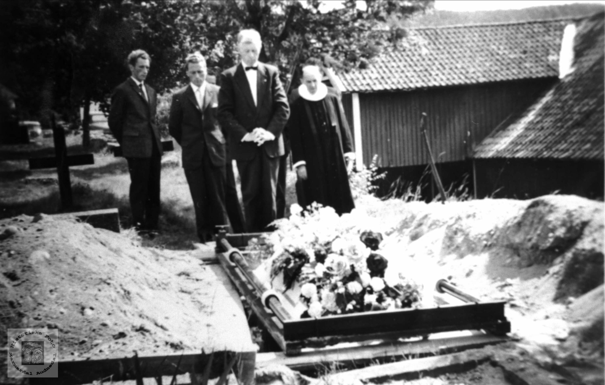 Ved grava til gunlaug Mønsås.