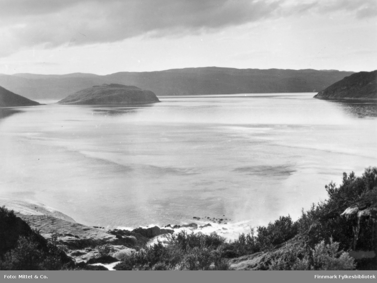 Et bilde fra Adamsfjord. På bildet kan man se vann og fjell.