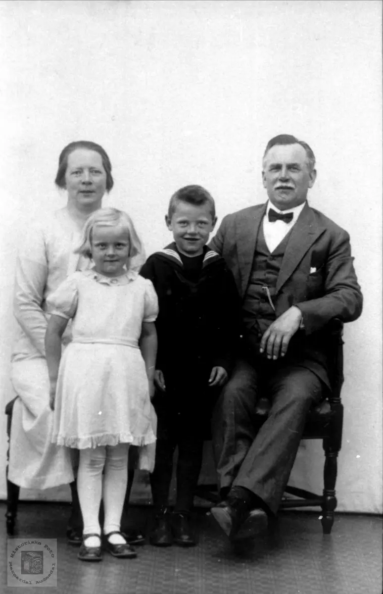 Familie. Inga og Gunnar Lauvdal med Dagny og John.
