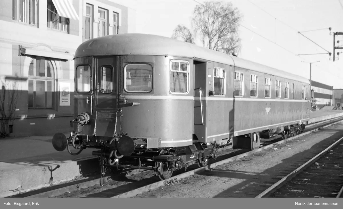 Styrevogn for motorvogn, litra BFS 86,  på Hamar stasjon