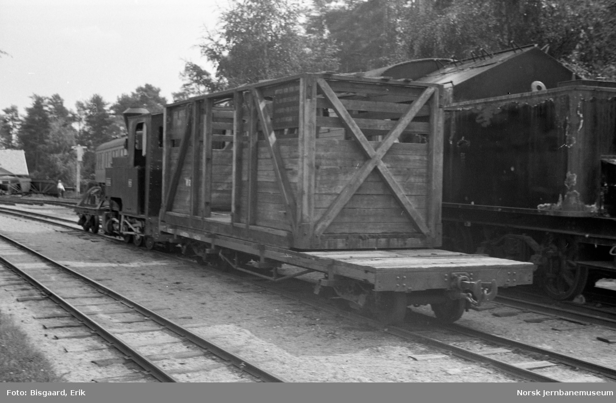 Plattformvogn litra To nr. 207 med løftekasse på Jernbanemuseet