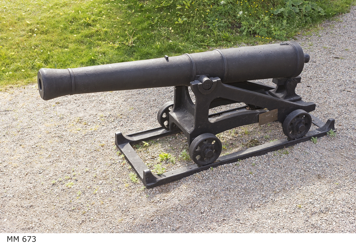 6-pundig slätborrad framladdningskanon Aschlings modell av 310 kulors vikt med lavett och kursör av järn. Kanonens gjut. nr 6. Märkt å ena tappen "H" och å den andra "85".