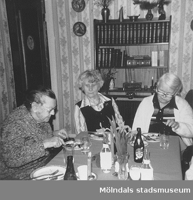 Vårfest på Brattåshemmet år 1982. Från vänster ses Augusta Andersson, anhörig Gurli Bengtsson från Vommedal Västergård (Streteredsvägen 7) och Elin Hansson.