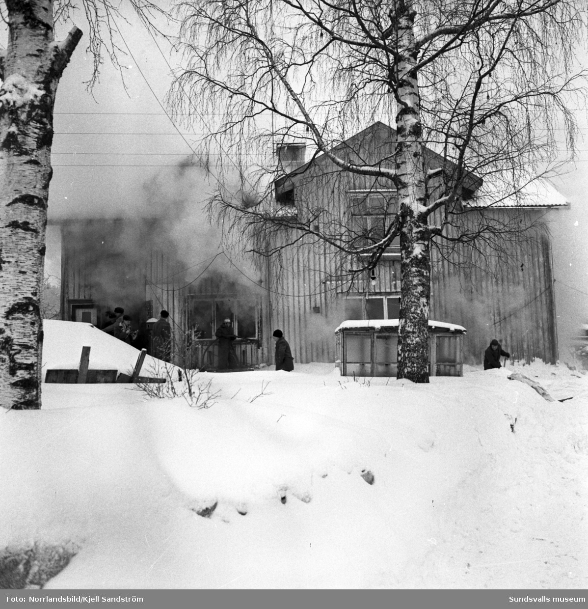Eldsvåda i Målås, Birsta. Brandmän och rökdykare är på plats.
