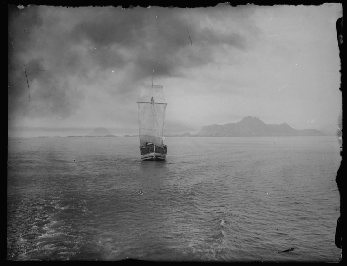 Bildet er tatt fra hurtigruten, antakelig på kysten av Nordland, siste del av seilskutetiden.
