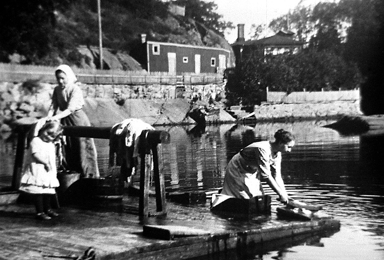 Tvätt i Bäveån vid Hasselbacken, Uddevalla, omkring 1917