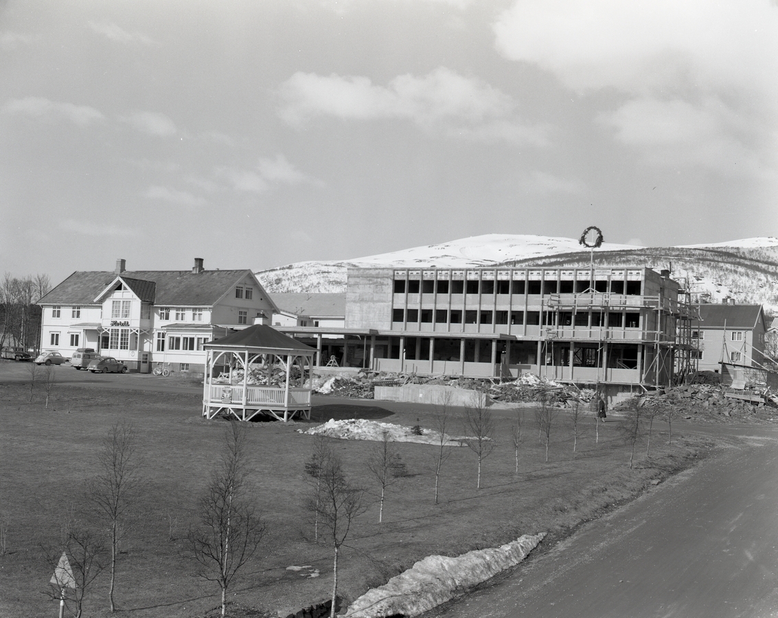 Sortland Hotell, kranselag for det nye hotellet (til høyre) 15. mai 1965. Det gamle hotellet til venstre ble revet i 1976 da nydelen av hotellet ble utvidet.