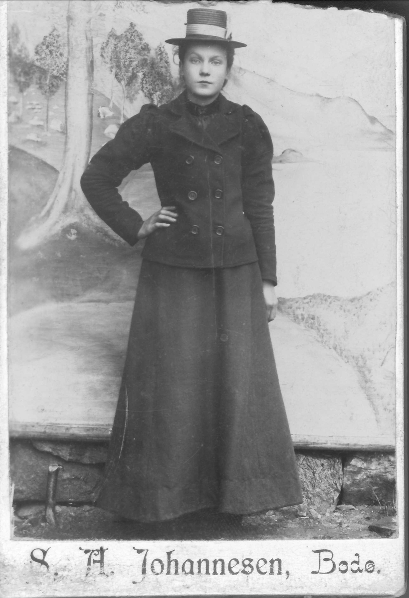 Hilda Knutsen, Hognfjord i Sortland. Født Halvorsen fra Sørfjorden.
Hilda var født 21mars i 1888.